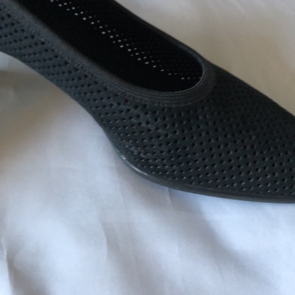 Women’s size 8M Stuart Weitzman black perforated pumps - Picture 2 of 14